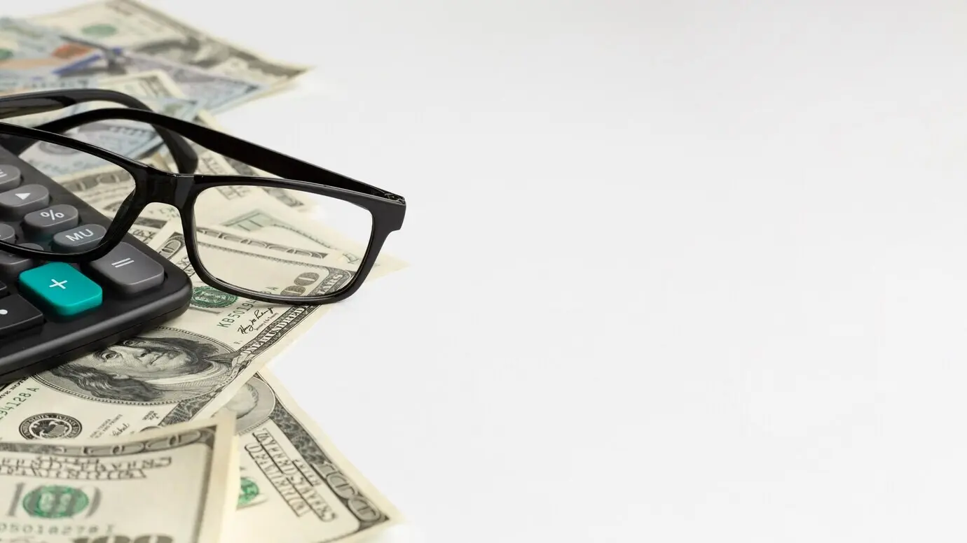 Taschenrechner auf Rechnungen mit Platz für Text